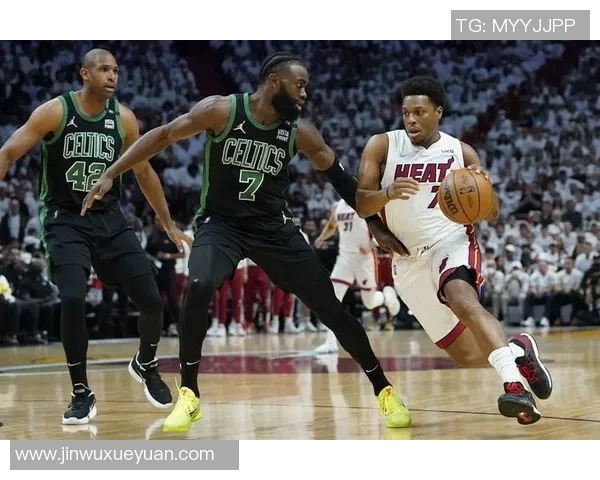 男篮对阵热火精彩比赛录像回放全程回顾与精彩瞬间分析 男篮对阵热火精彩比赛录像回放全程回顾与精彩瞬间分析