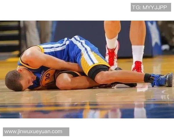 库里在湖人对勇士比赛中意外滑倒引发球迷热议与赛后分析